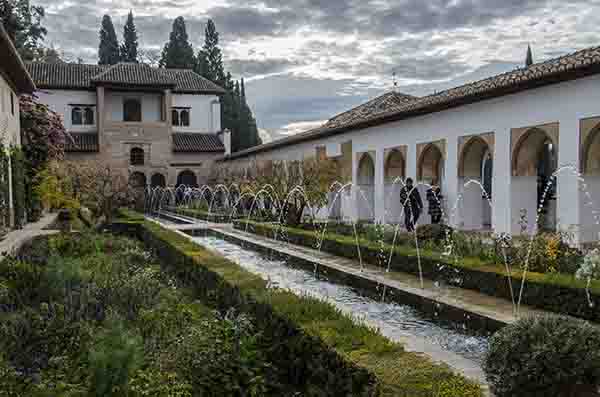 Granada 105 - Generalife - Patio de la Acequia.jpg